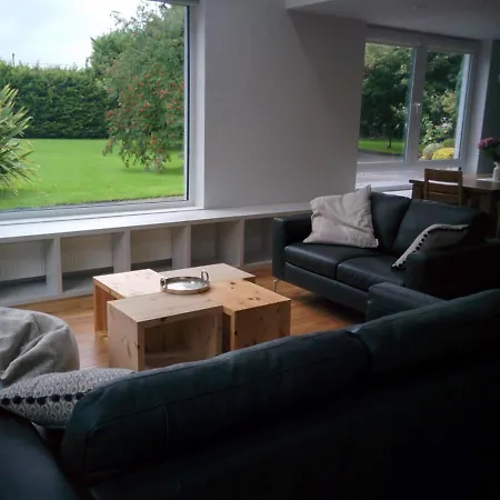 Spacious Contemporary Type Apartment. غالواي