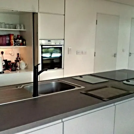 Spacious Contemporary Type Apartment. דירה גלוואיי