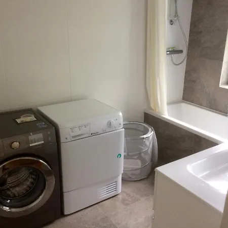 شقة Spacious Contemporary Type Apartment. غالواي