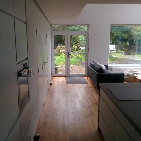 Spacious Contemporary Type Apartment. דירה גלוואיי