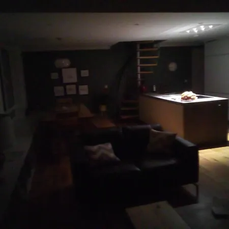 Spacious Contemporary Type Apartment. דירה