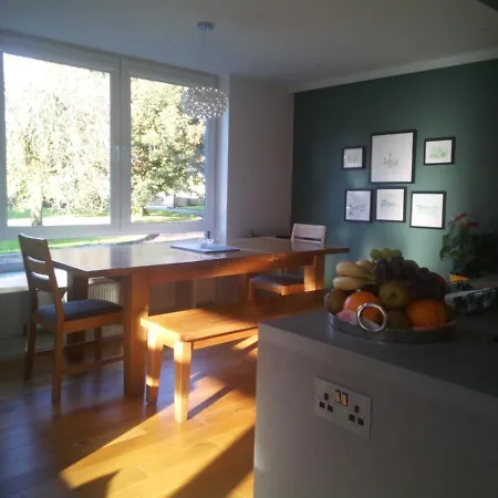 Spacious Contemporary Type Apartment. شقة غالواي