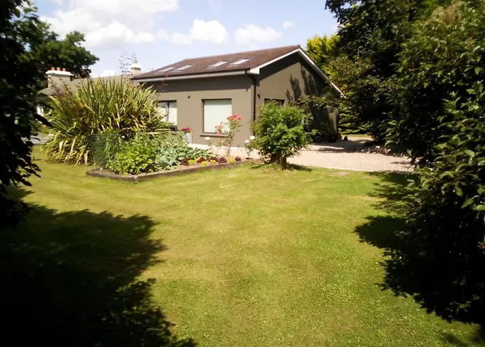 Spacious Contemporary Type Apartment. アパート