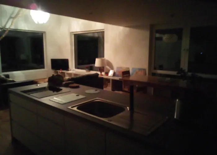 Spacious Contemporary Type Apartment. アパート